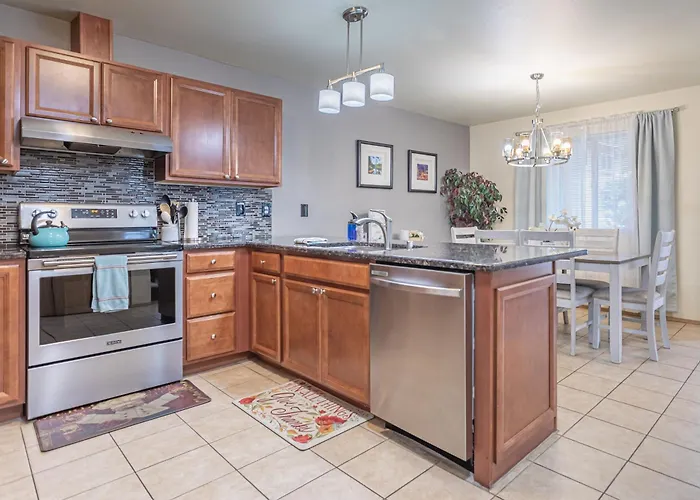 Walk To Downtown Leavenworth * Sleeps 6 + Pets * Ground Level Gem!