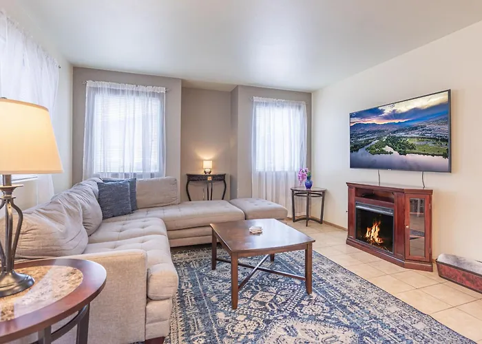 Walk To Downtown Leavenworth * Sleeps 6 + Pets * Ground Level Gem!