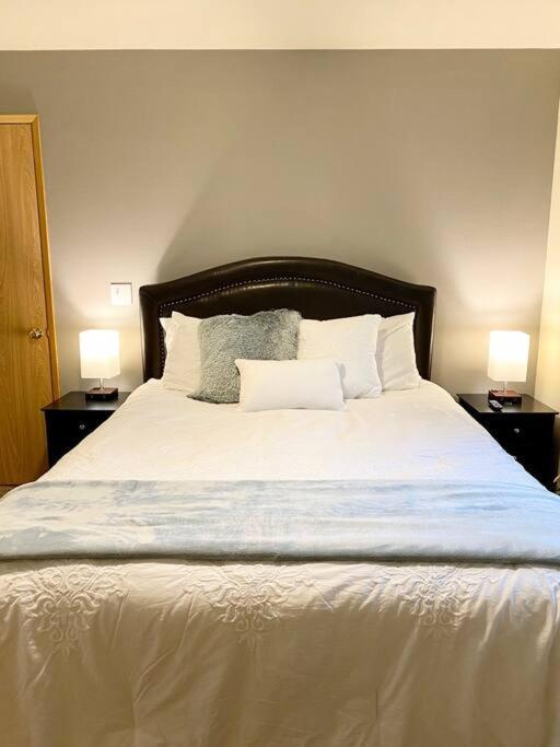Walk To Downtown * Sleeps 6 + Pets * Ground Level Gem! Apartamento