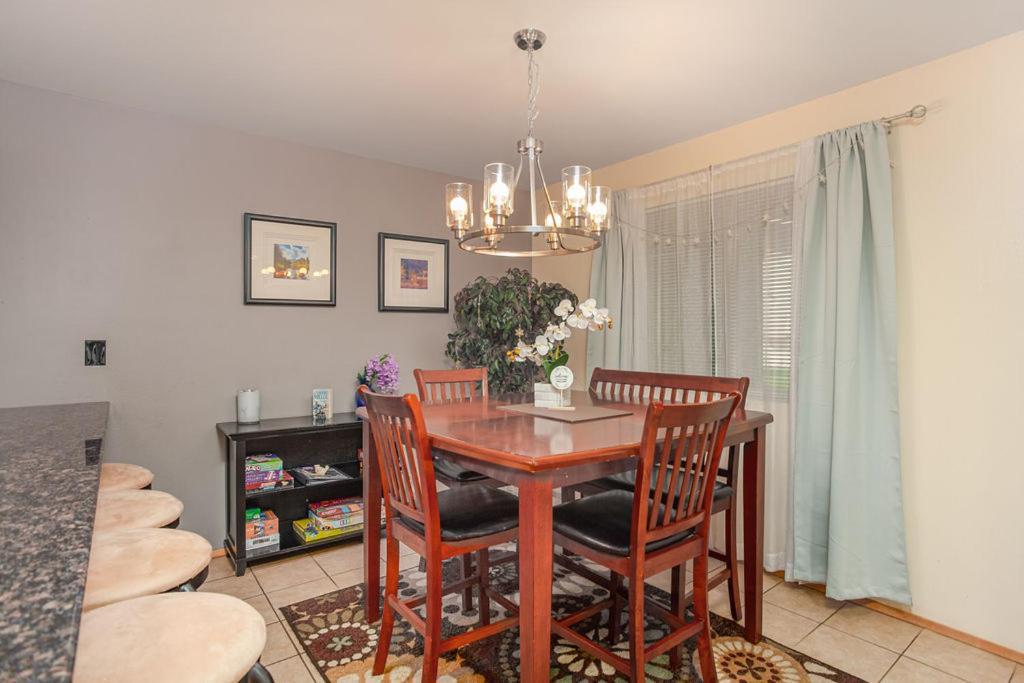 Walk To Downtown * Sleeps 6 + Pets * Ground Level Gem! Apartamento