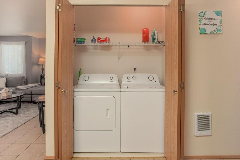 Walk To Downtown * Sleeps 6 + Pets * Ground Level Gem! Apartamento *
