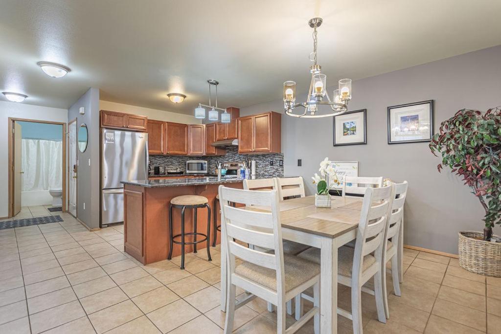 Walk To Downtown * Sleeps 6 + Pets * Ground Level Gem! Apartamento *