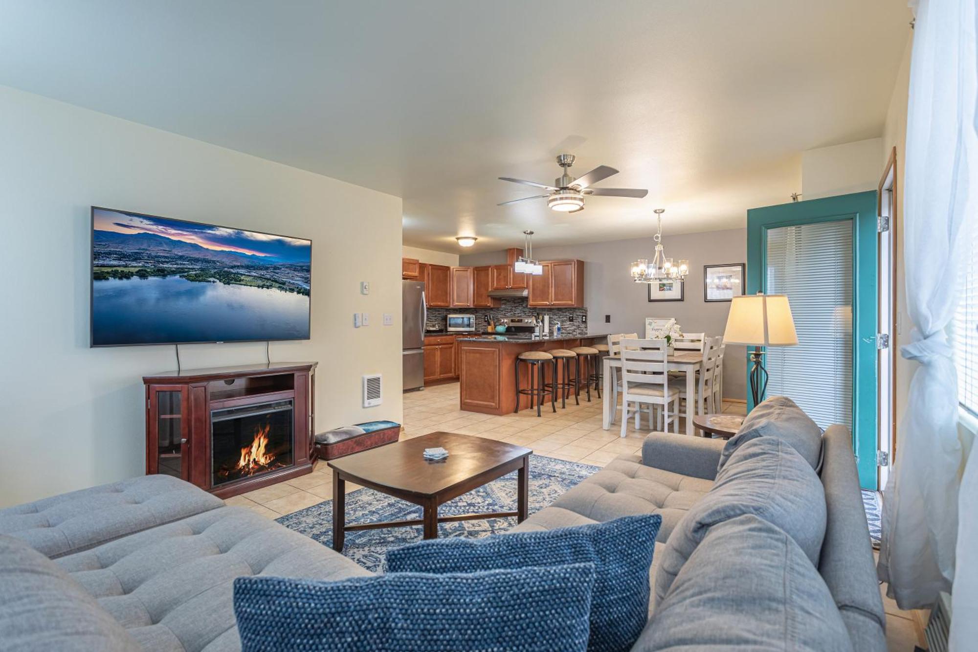 Walk To Downtown * Sleeps 6 + Pets * Ground Level Gem! Apartamento Leavenworth