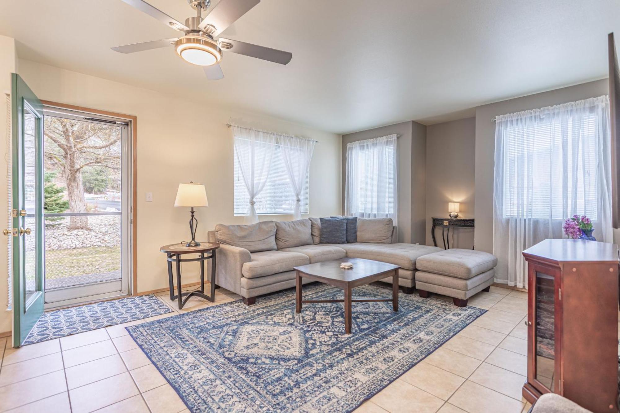 Walk To Downtown * Sleeps 6 + Pets * Ground Level Gem! Apartamento