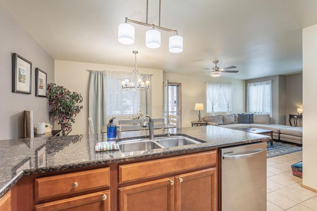 Walk To Downtown * Sleeps 6 + Pets * Ground Level Gem! Apartamento *